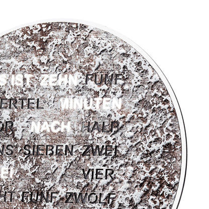 Rundes Ziffernblatt einer LED-Wortanzeige-Uhr mit gesprenkelter Oberfläche