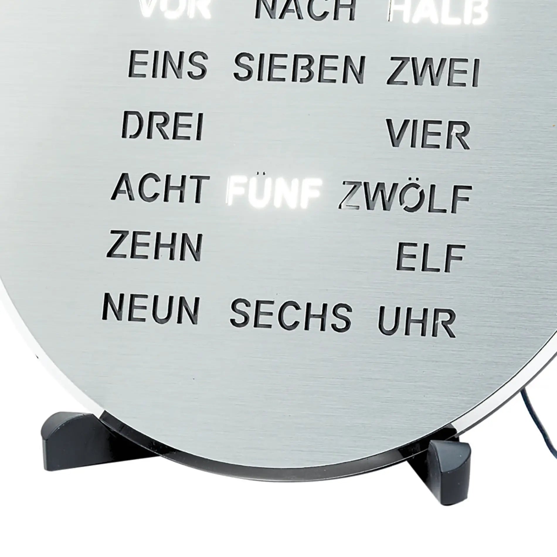 Runde LED-Wortanzeige Uhr, Nahansicht des Ziffernblatts und der Standfüße