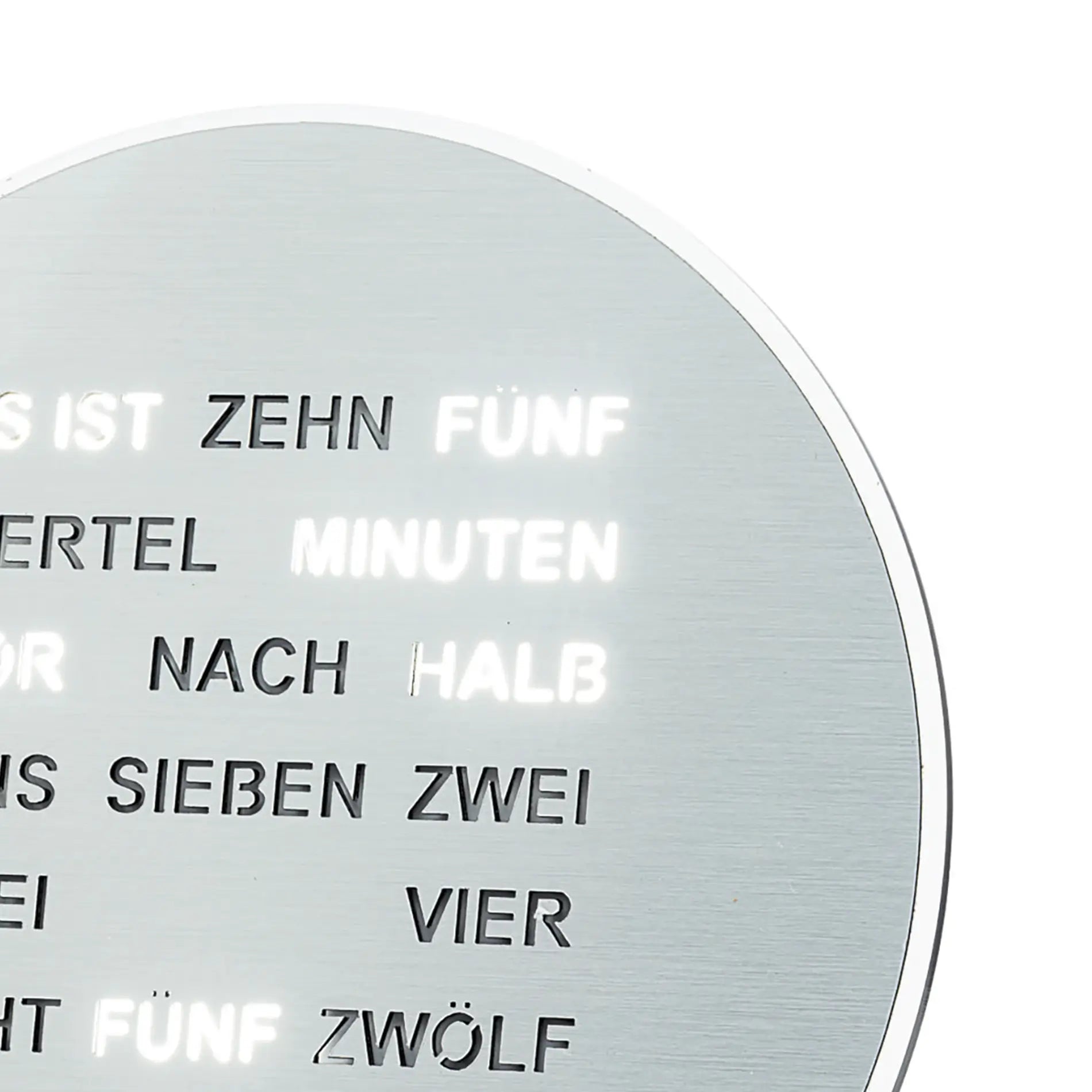 Rundes Ziffernblatt einer LED-Wortanzeige Uhr mit leuchtendem Text
