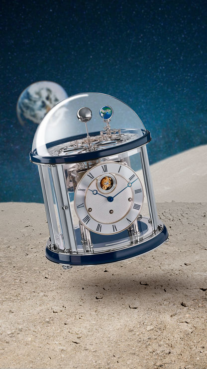 Tourbillon-Uhr mit offenem Blick auf Mechanik durch Glas, silber und blau