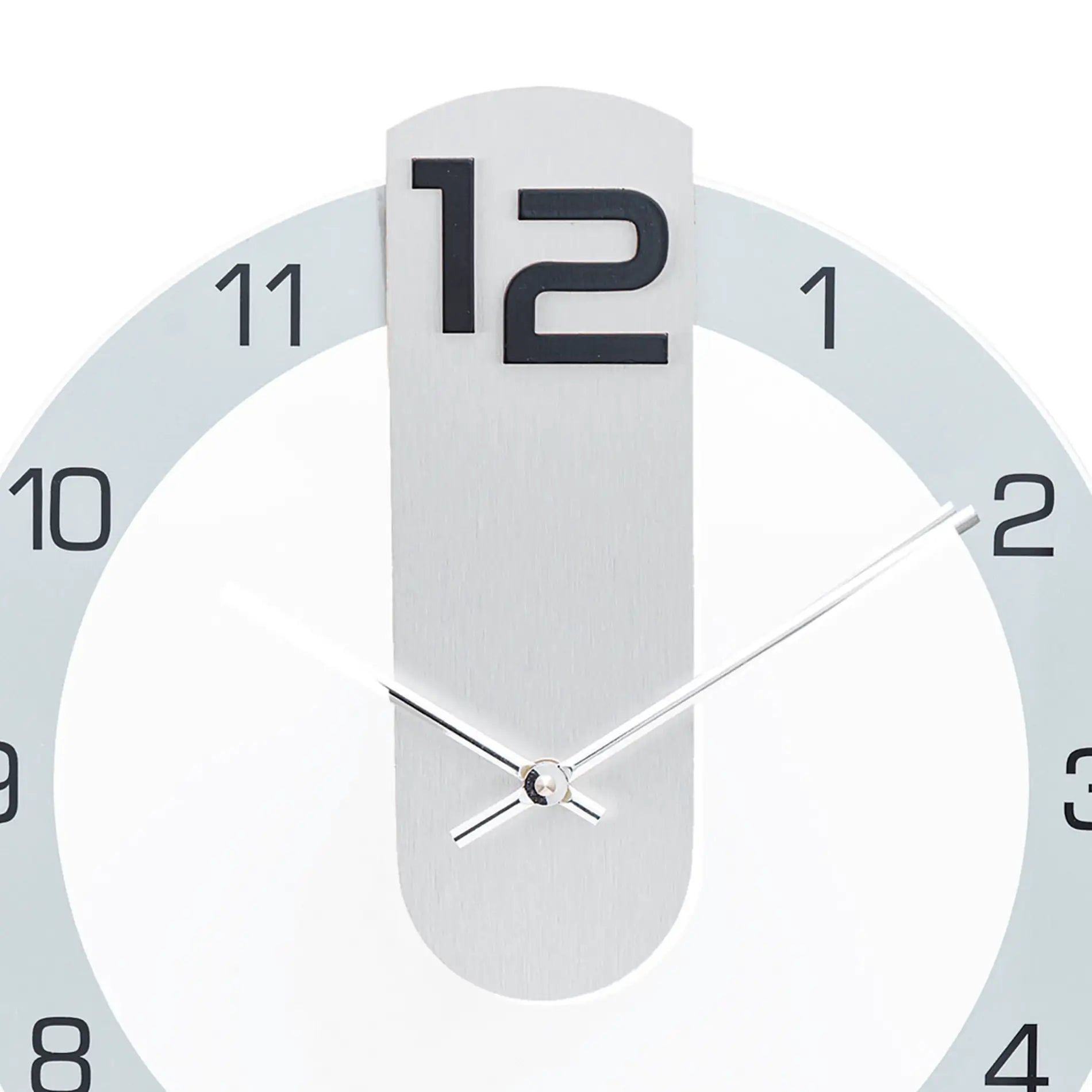Funk-Wanduhr mit weißem Ziffernblatt, hellblauem Ring, schwarzen 12 und Zeigern