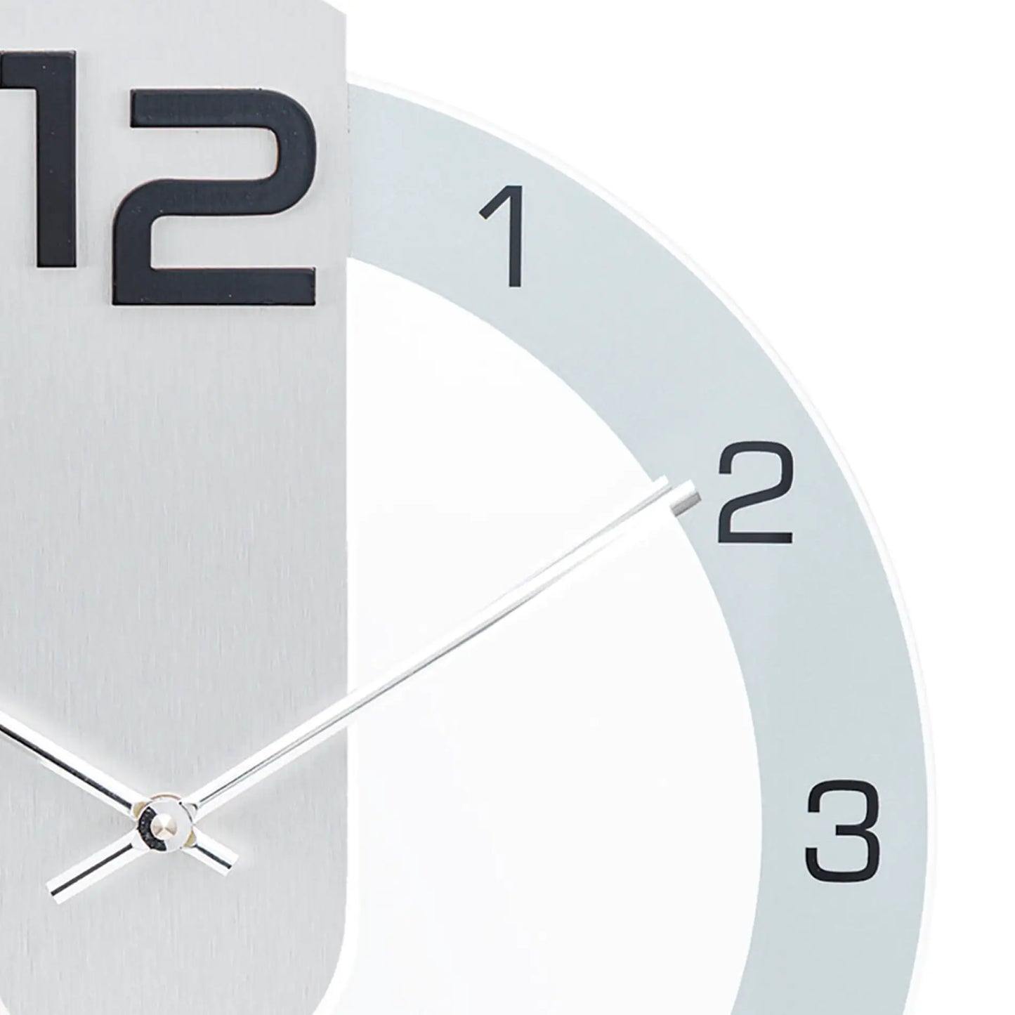 Funk-Wanduhr Detail: silberne Zeiger und schwarze Ziffern auf hellem Ziffernring