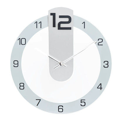 Funk-Wanduhr mit hellem Ziffernring, großen schwarzen Zahlen und silbernen Zeigern