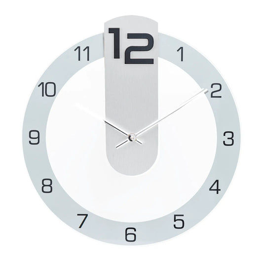 Funk-Wanduhr mit hellem Ziffernring, großen schwarzen Zahlen und silbernen Zeigern