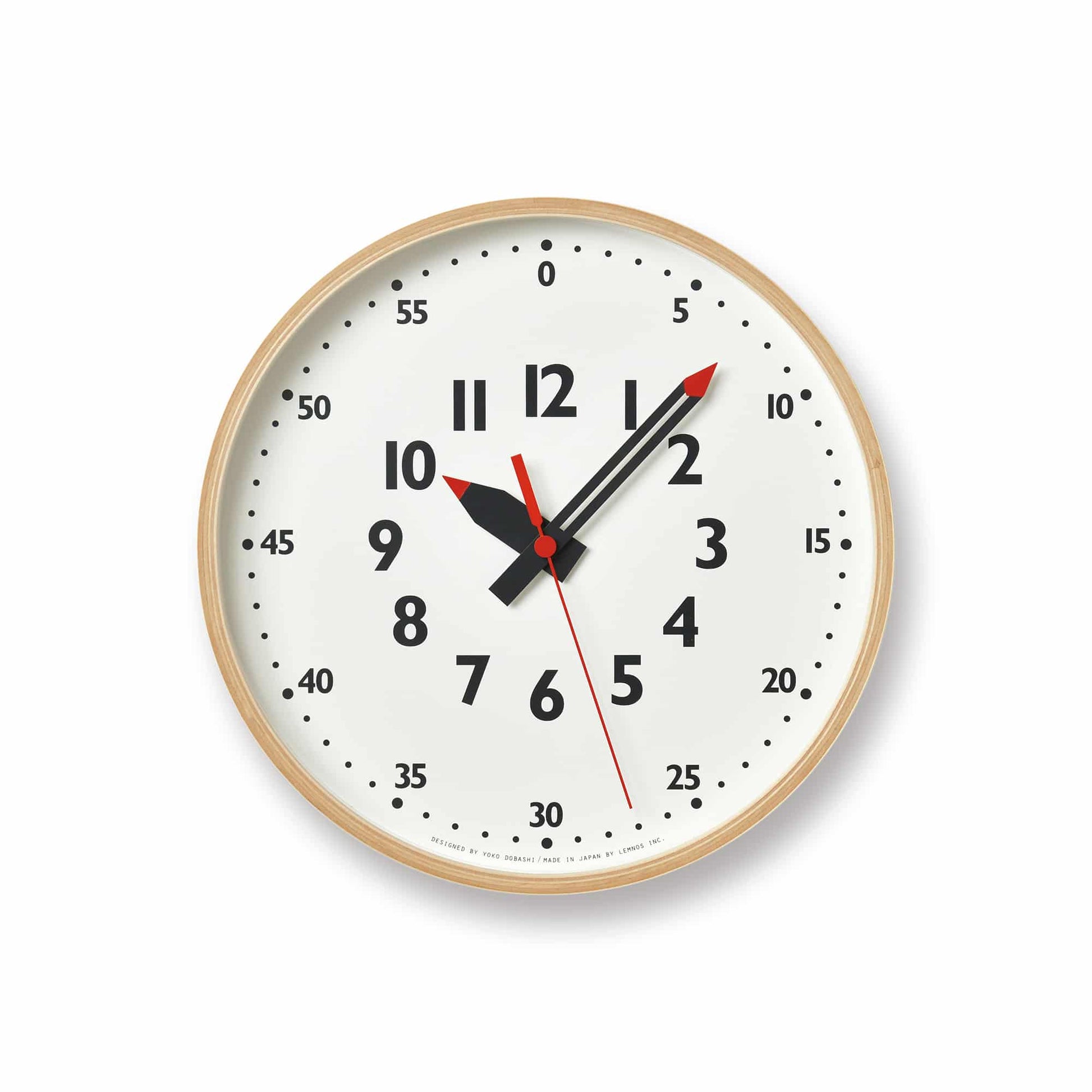Runde Wanduhr mit Holzrand, weißem Zifferblatt, schwarzen Ziffern und rotem Sekundenzeiger.