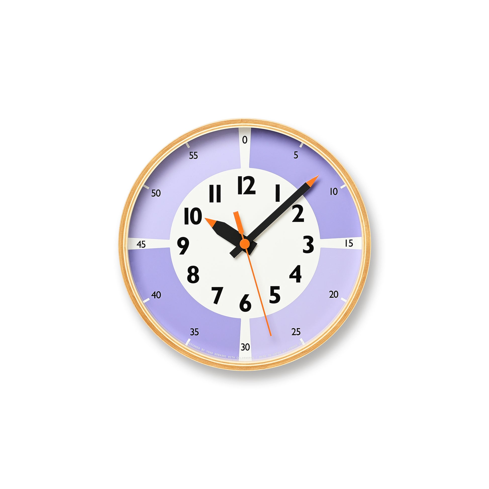 Runde lila Wanduhr mit goldfarbenem Rand, schwarzen Zeigern und Ziffern
