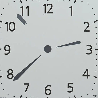 Nahaufnahme des Ziffernblatts einer Wanduhr mit Zeigern und Ziffern 11 bis 4