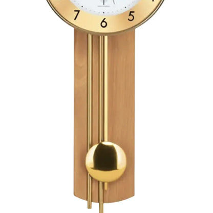Wanduhr mit Holzgehäuse und goldfarbenem Pendel, arabische Ziffern am Ziffernblatt