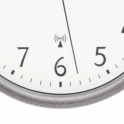 Funk-Wanduhr-Zifferblatt: weiße Fläche mit schwarzen Zahlen, Zeigern und Funk-Symbol