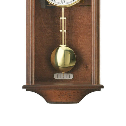 Nussbaumfarbene Wanduhr mit weißem Ziffernblatt und goldfarbener Pendelkugel