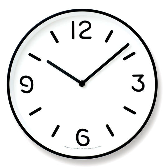 Weiße Wanduhr mit schwarzem Ziffernring, römischen Zahlen und Zeigern