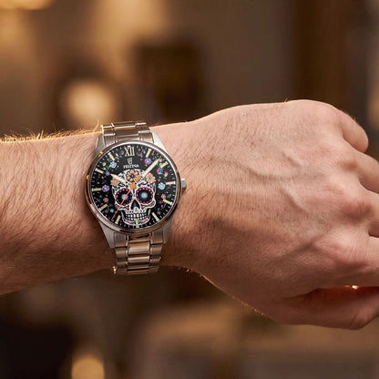Festina Herrenarmbanduhr mit schwarzem Zifferblatt und silbernem Metallarmband am Handgelenk