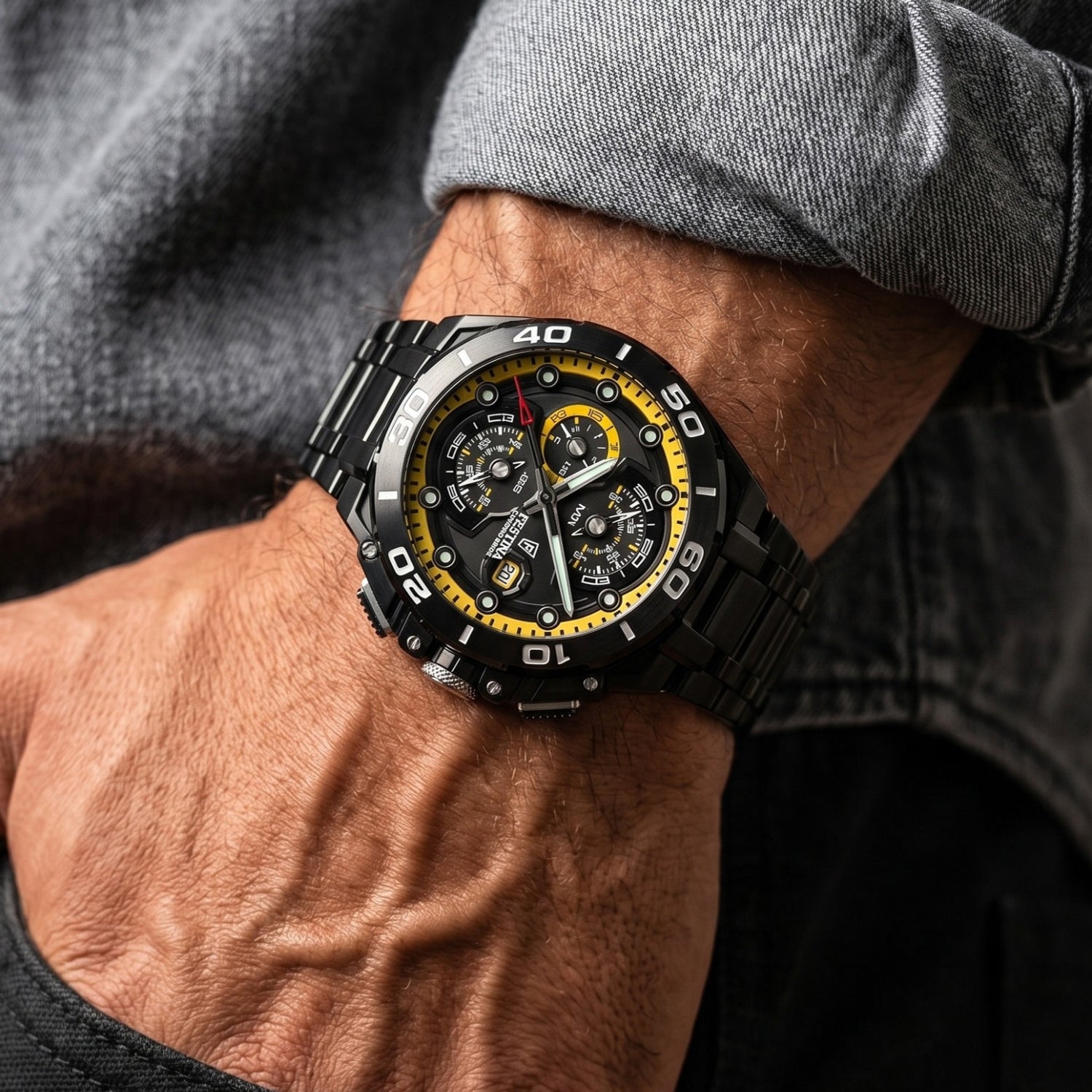 Męski zegarek typu chronograf na nadgarstku z czarną kopertą, żółtym pierścieniem lunety i metalową bransoletą