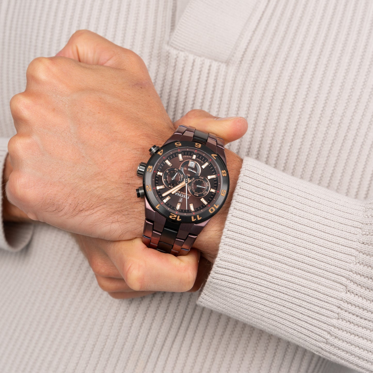 Zegarek Festina Chronograph na nadgarstku z brązową tarczą i metalową bransoletą w kolorze czarno-brązowym