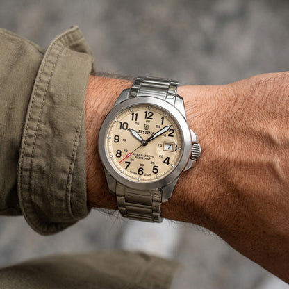 Zegarek męski Festina Field ze srebrną metalową bransoletą i białą tarczą