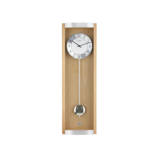 Wanduhr mit hellem Holzrahmen, analogem Zifferblatt und Pendel mit Metallgewicht