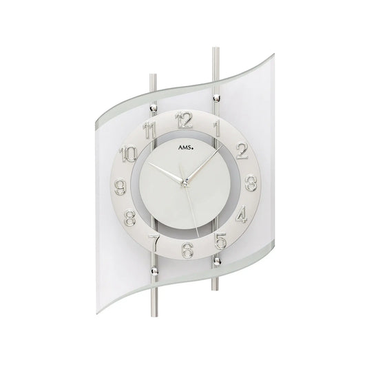 Silberne Funk-Wanduhr mit facettiertem Mineralglas, rundem Ziffernblatt und Zeigern.