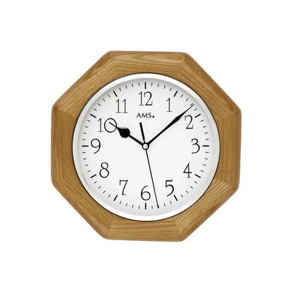 Wanduhr aus hellem Eichenholz mit weißem Zifferblatt, schwarzen Zeigern und Ziffern