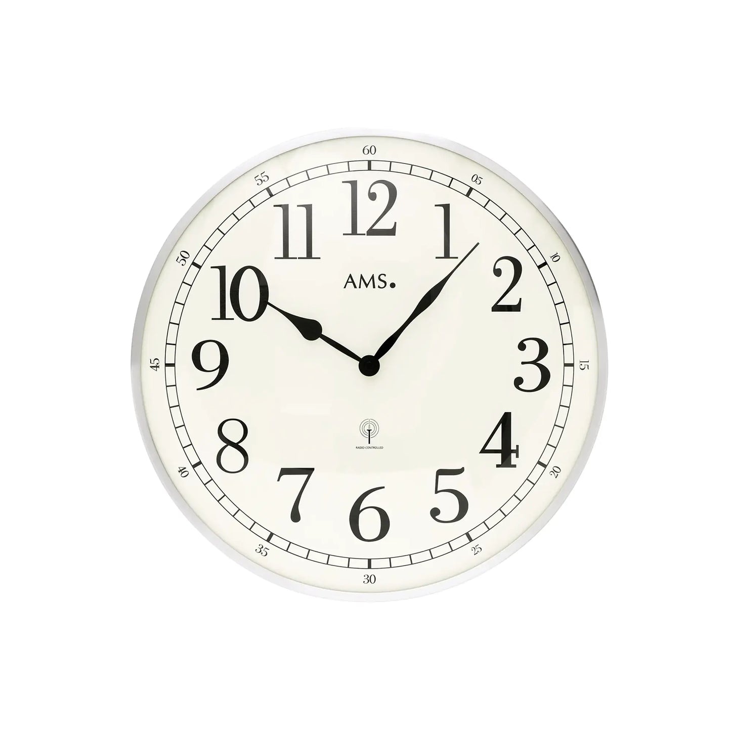 Runde Wanduhr mit weißen Ziffernring, schwarzen Zeigern und AMS-Logo