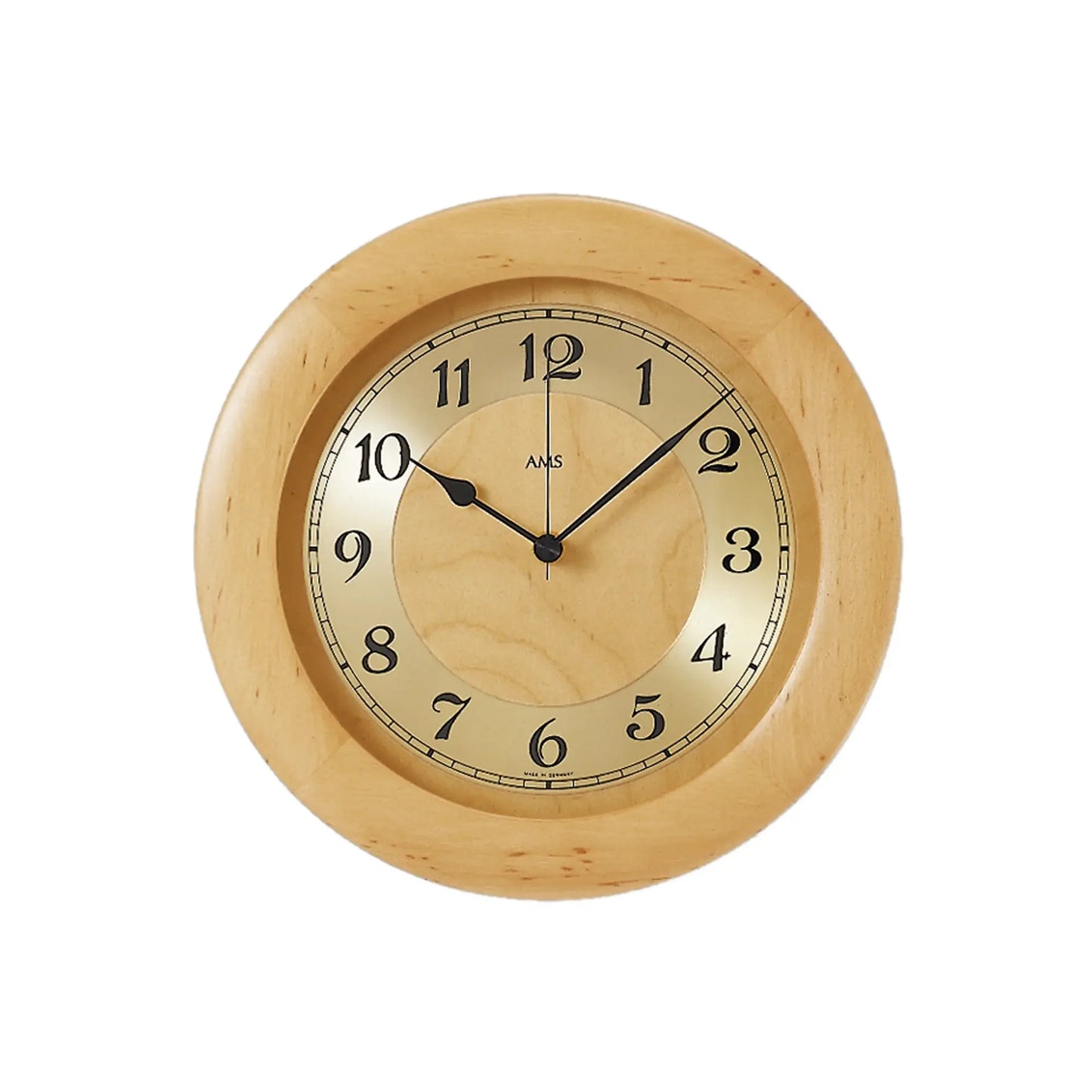 Wanduhr mit hellem Holzrahmen und beigem Zifferblatt, römische Zahlen, schwarze Zeiger