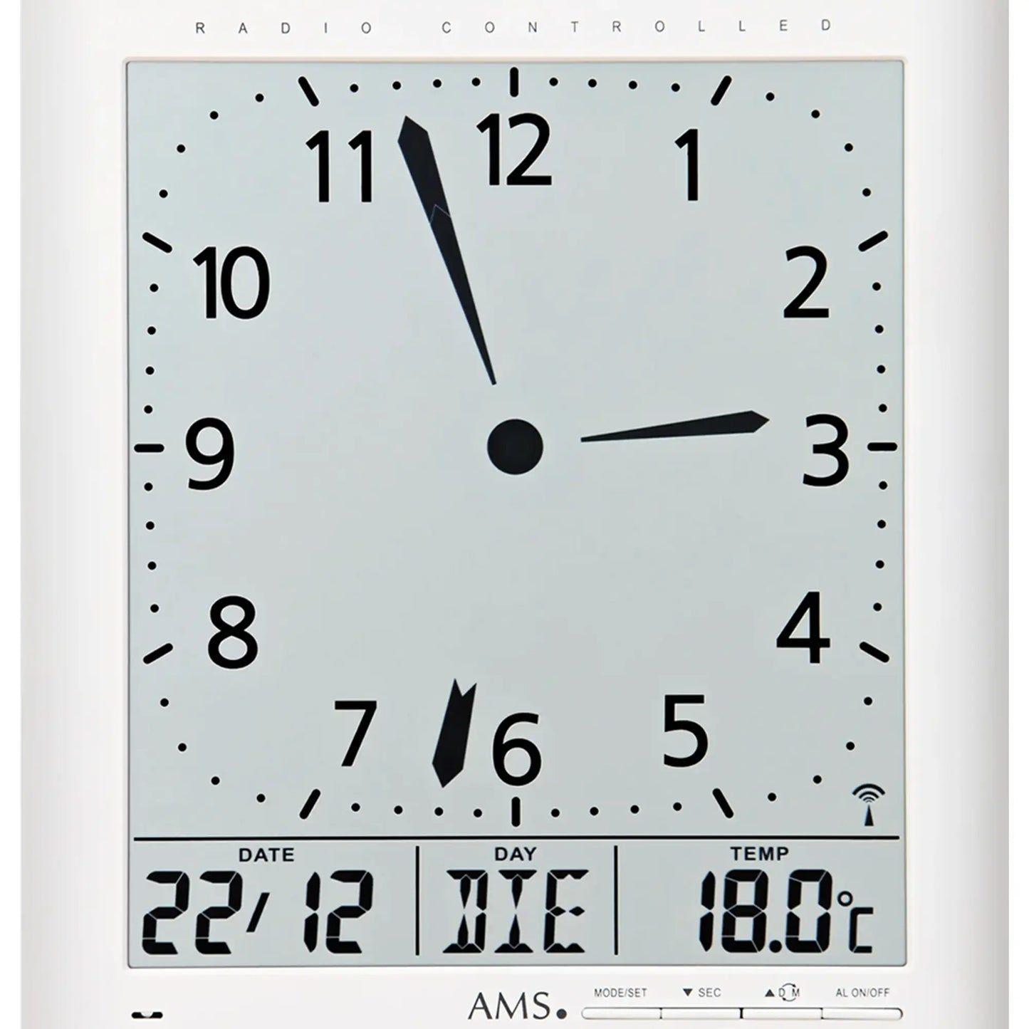 Weiße Funk-Wanduhr mit analogem Zifferblatt und digitaler Anzeige für Datum, Tag, Temperatur.