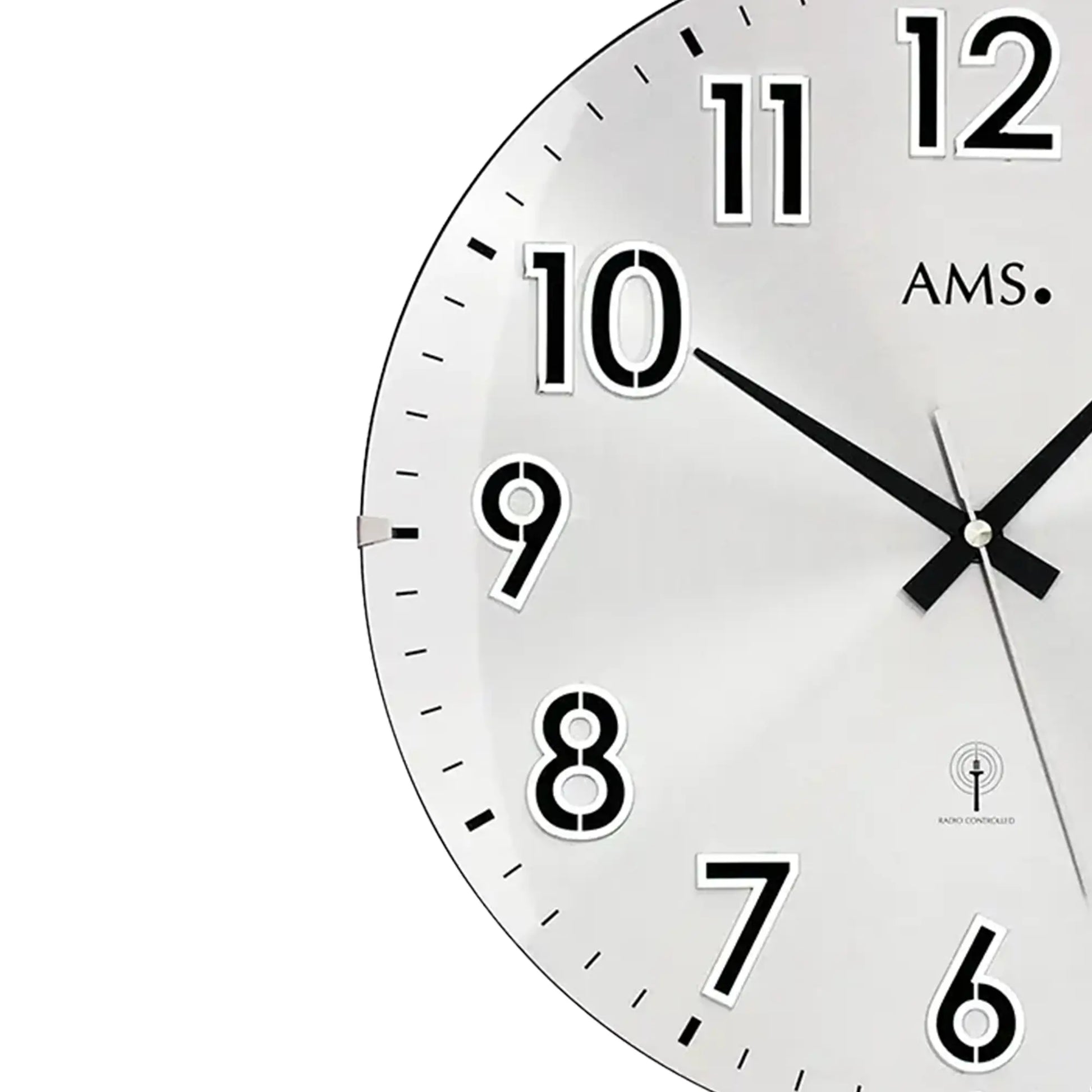 Silberne Wanduhr: weißes Zifferblatt, schwarze Zeiger, große arabische Zahlen, AMS-Logo