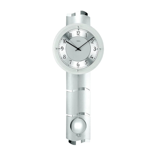 Silberne Funk-Pendelwanduhr mit rundem Zifferblatt und arabischen Ziffern