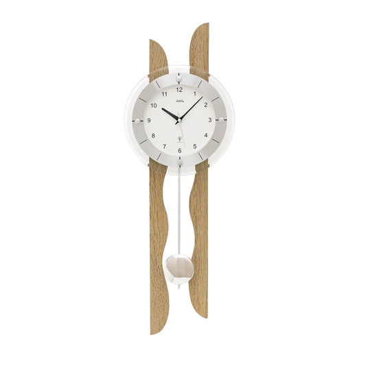 Wanduhr mit rundem weißem Zifferblatt, Holzrahmen und hängendem Pendel