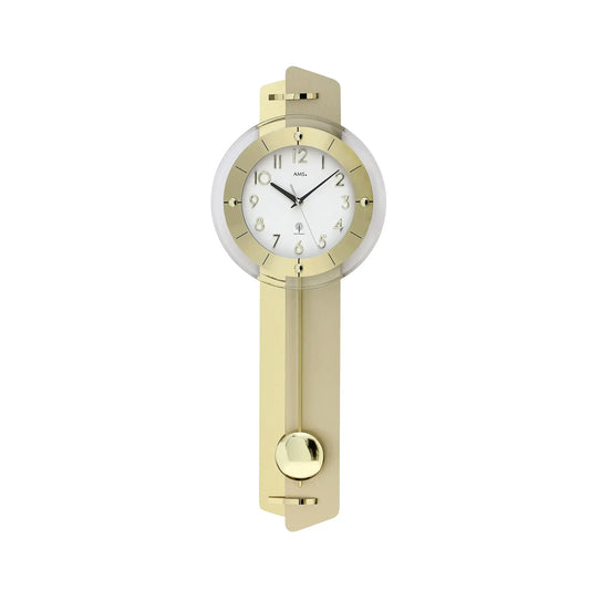 Wanduhr in Goldfarben mit rundem Ziffernblatt und sichtbarem Pendelpendel