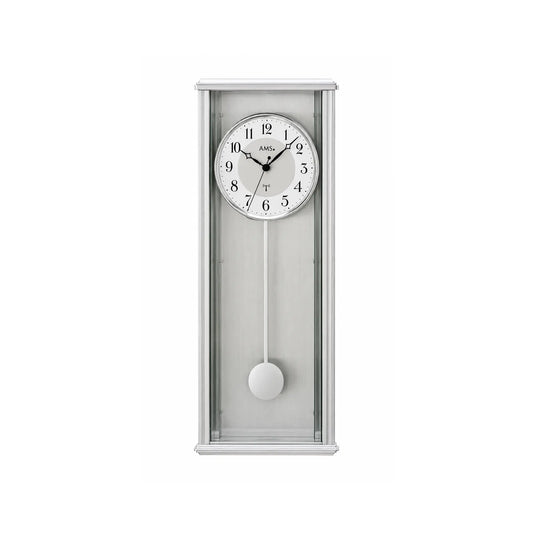 Wanduhr mit silbernem Gehäuse, rundem Ziffernblatt und hängendem Pendelgewicht
