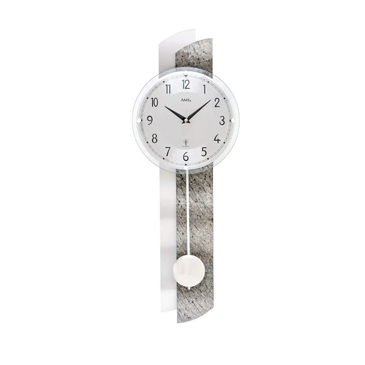 Wanduhr mit rundem Ziffernblatt und langem Pendelarm, auf grauem Steinpaneel
