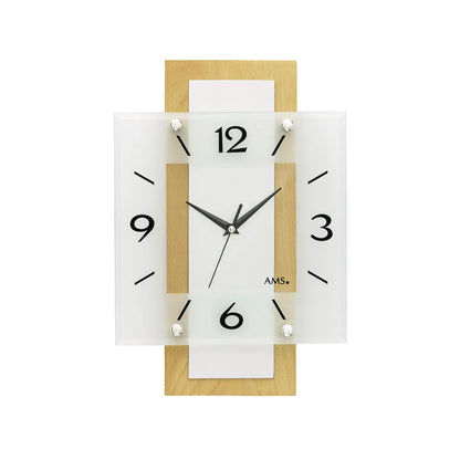 Wanduhr mit weißem Zifferblatt, Holzrahmen und facettiertem Mineralglas, schwarze Zeiger