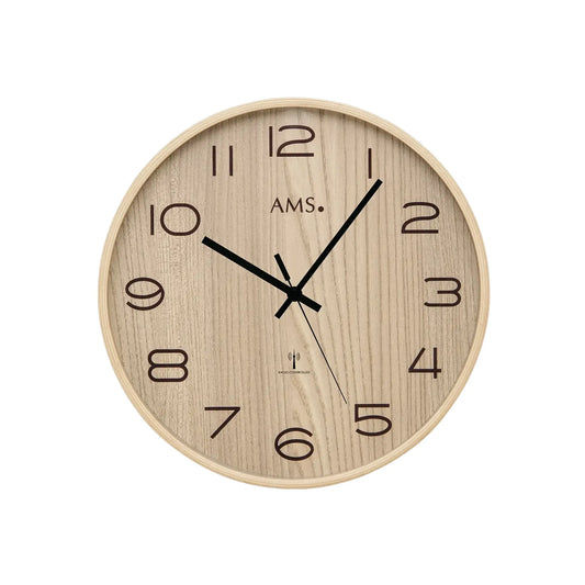 Runde Wanduhr mit Holzoptik, schwarze Zeiger, braune Ziffern und AMS