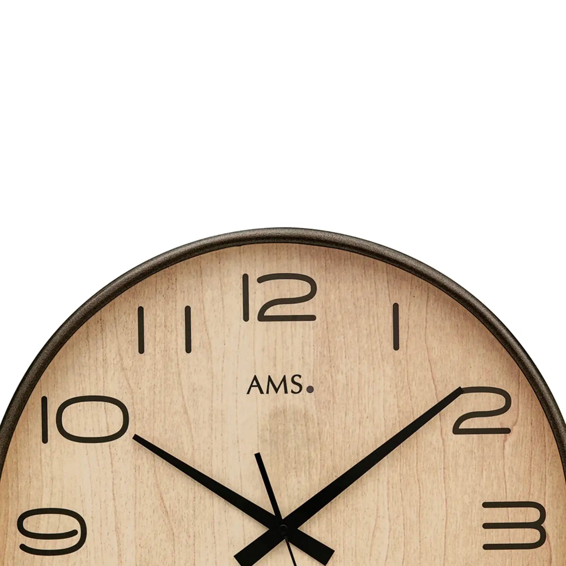 Nahaufnahme: AMS Wanduhr mit Holz-Zifferblatt, schwarzen Zeigern und Mineralglas