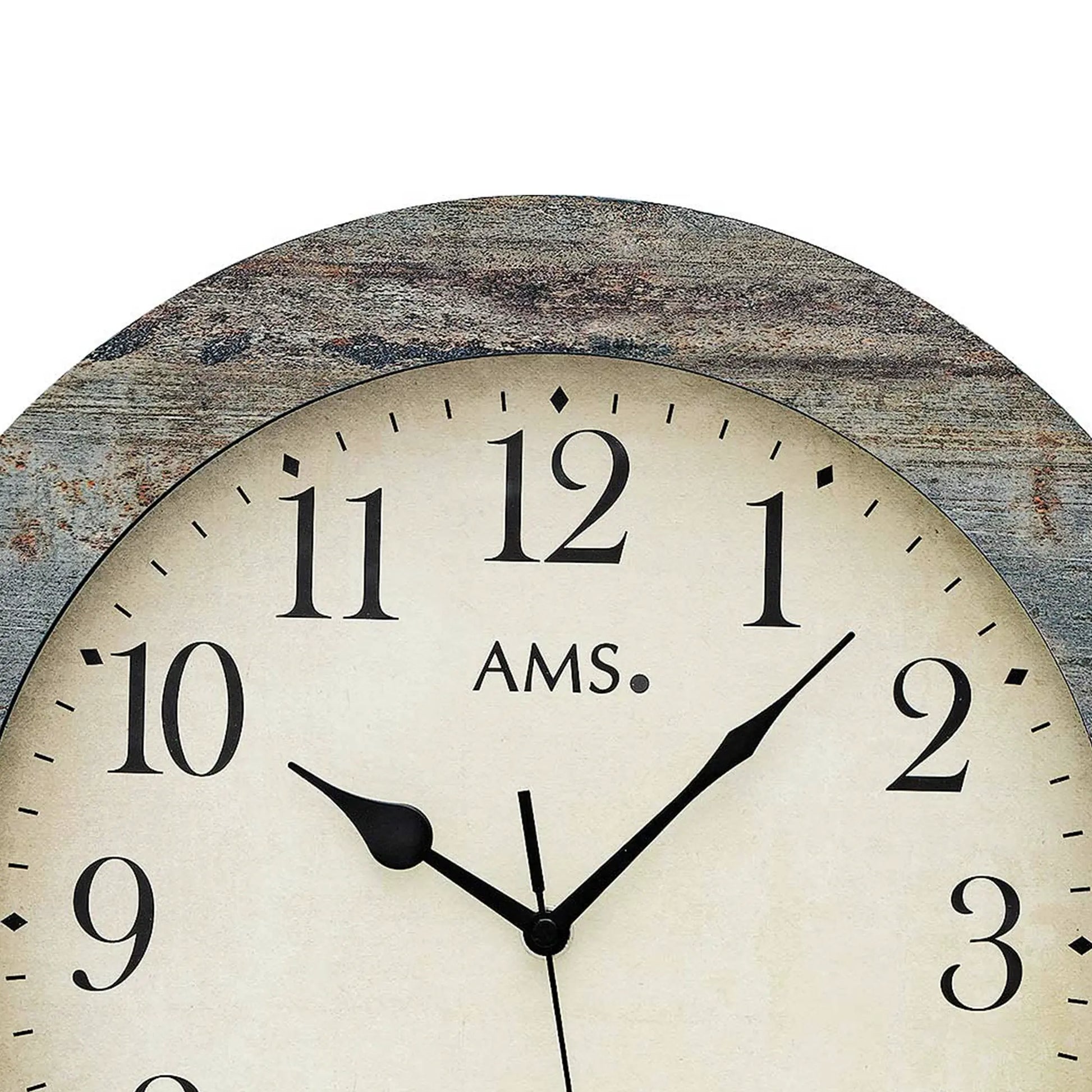 Funk-Wanduhr mit rundem Zifferblatt, schwarzen Zeigern und AMS-Logo