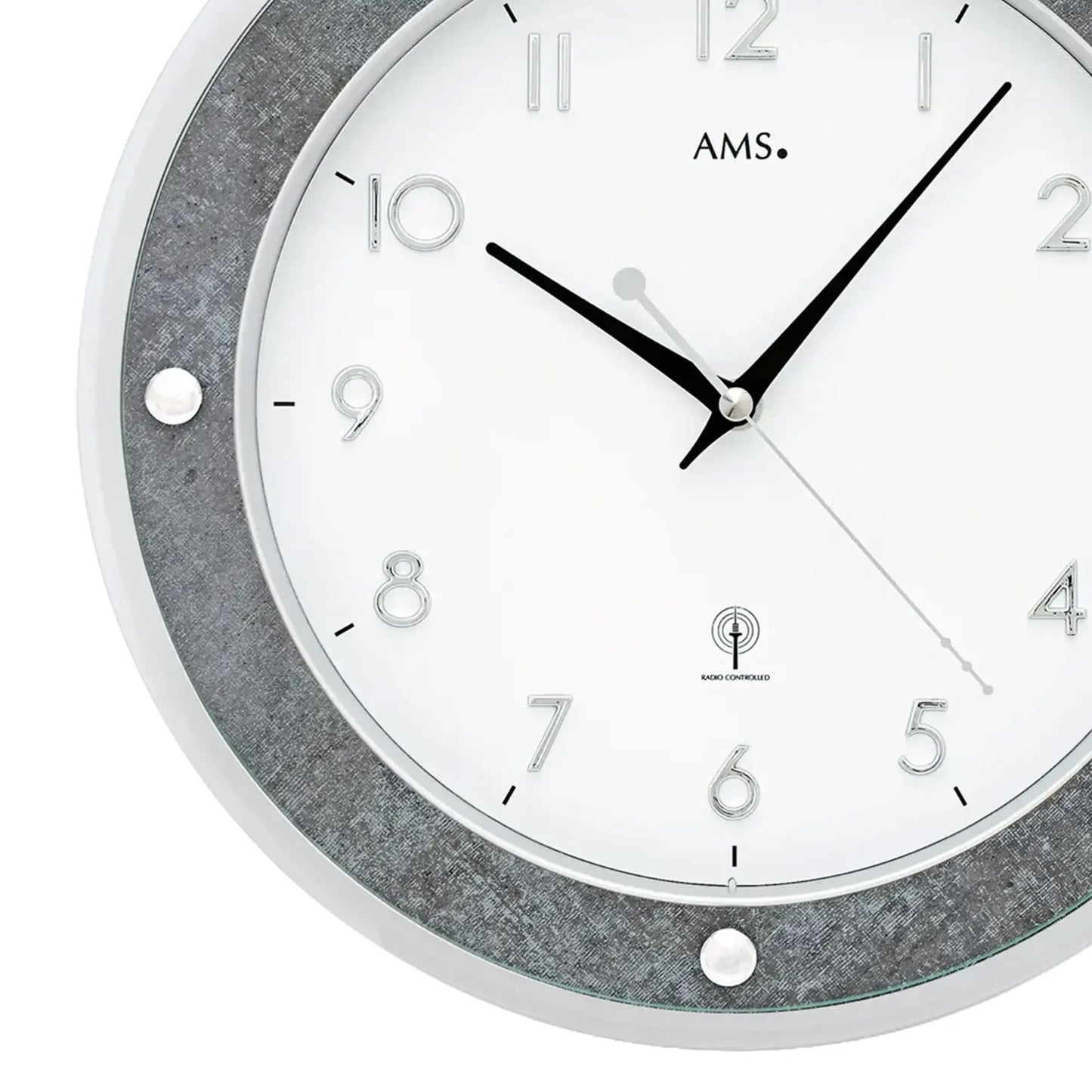 Runde Funk-Wanduhr mit grauem Rahmen und weißem Zifferblatt, schwarzen Zeigern