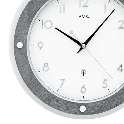 Runde Funk-Wanduhr mit grauem Rahmen und weißem Zifferblatt, schwarzen Zeigern