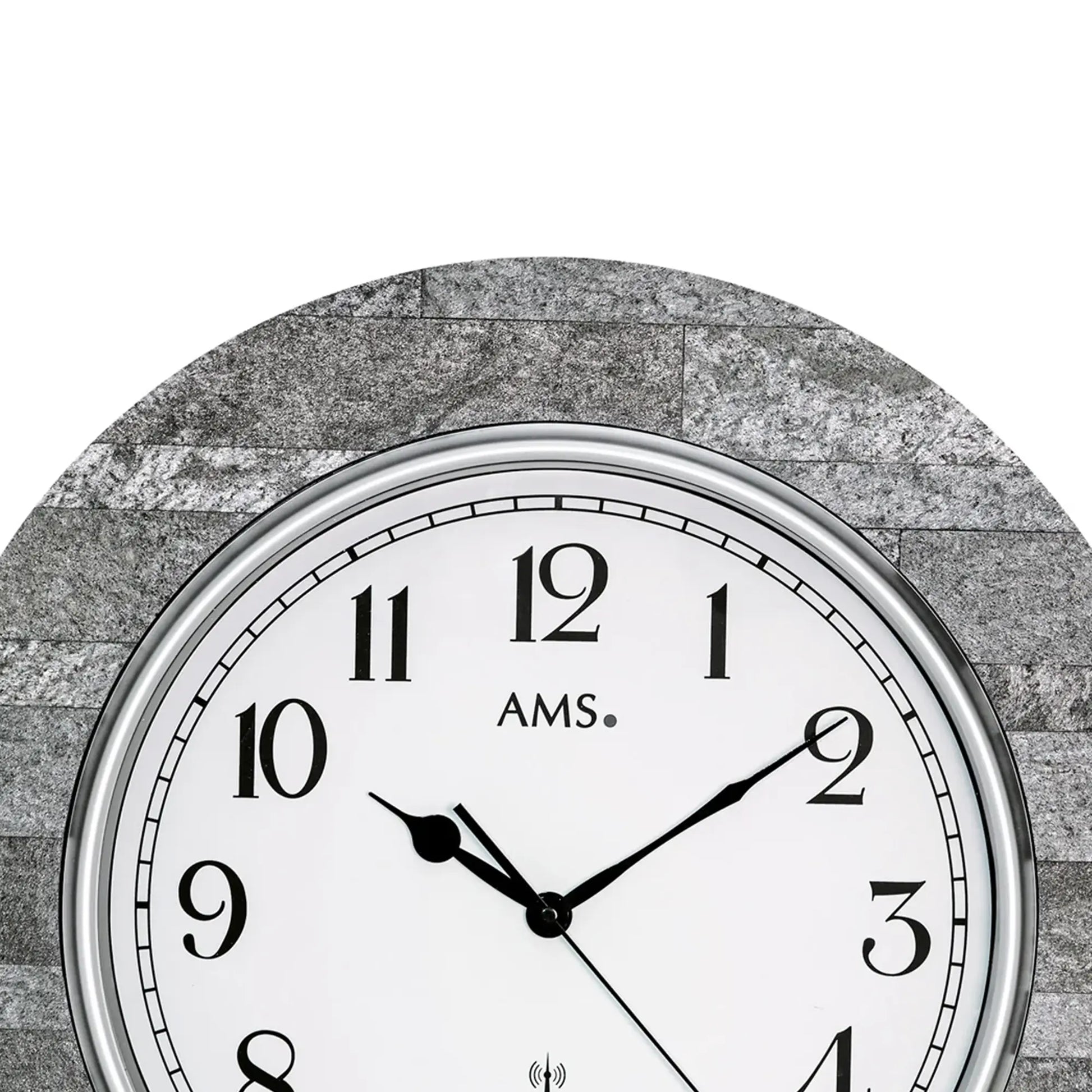 Wanduhr mit grauer Stein-Optik, silbernem Rand, weißem Ziffernblatt mit AMS.