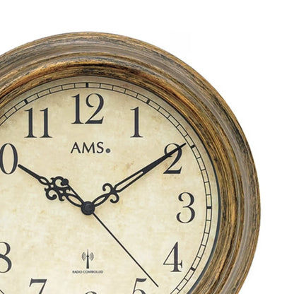 AMS Funk-Wanduhr mit goldbraunem Holzrand und beigem Zifferblatt, arabische Ziffern