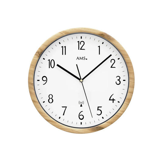 Wanduhr in Holzoptik mit Funkanzeige, weißem Ziffernblatt und schwarzen Zeigern