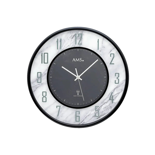 Runde AMS Wanduhr mit dunklem Ziffernblatt, Indexen und Marmordekor-Rand im Schwarzlook