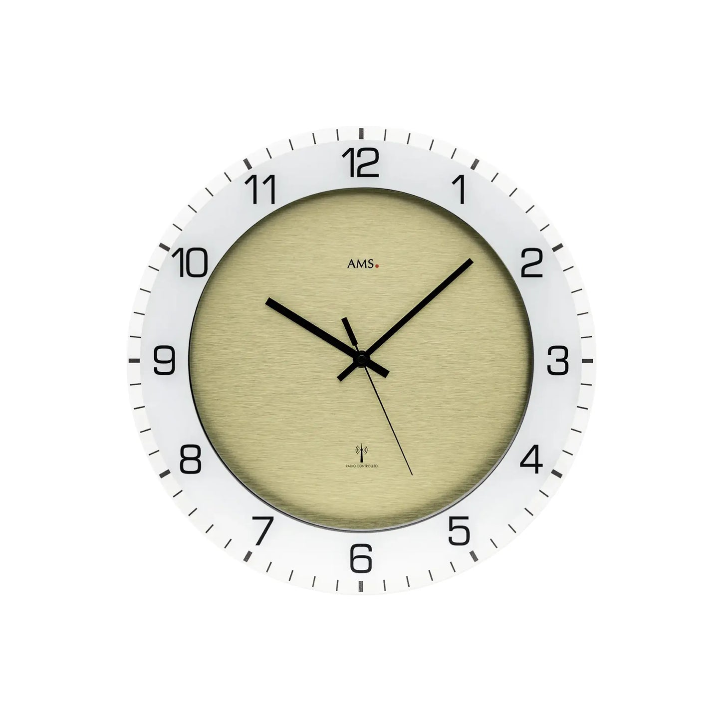 Beige Wanduhr im runden Design mit schwarzem Zeigersystem und weißem Ziffernring
