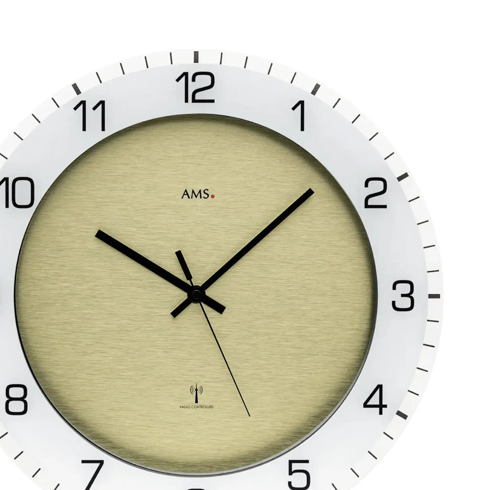 Beige Wanduhr mit weißem Rahmen, schwarzen Zeigern und runden Minutenmarkierungen