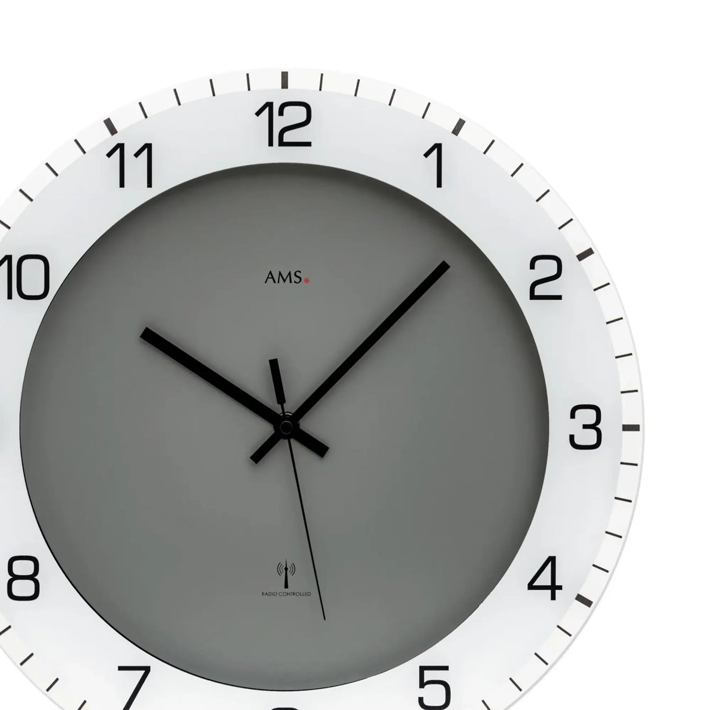 Anthrazitfarbene Wanduhr mit weißem Ziffernring, schwarzen Zeigern und Mineralglas