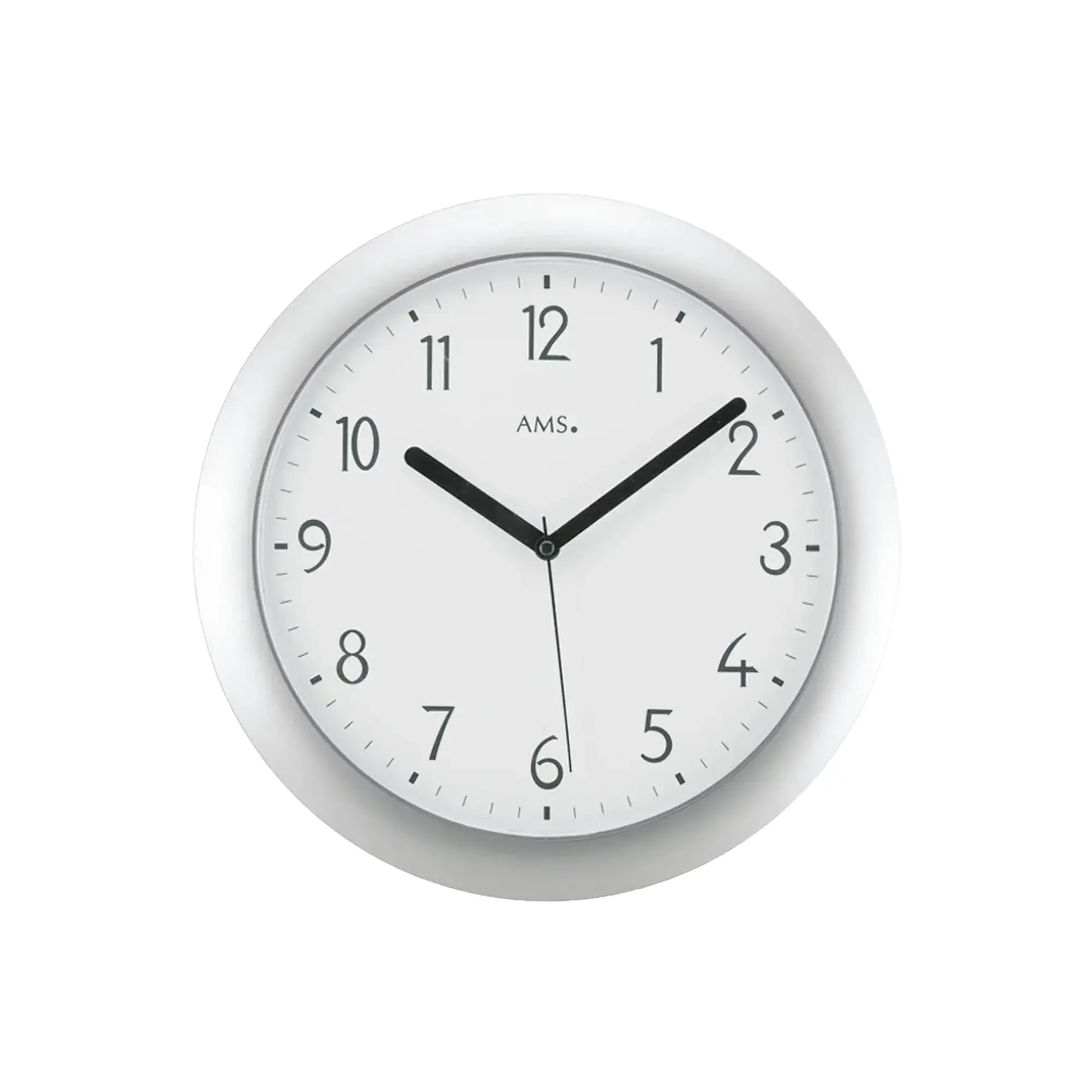 Funk-Wanduhr, rundes silbernes Kunststoffgehäuse, weißes Zifferblatt mit schwarzen Zeigern.