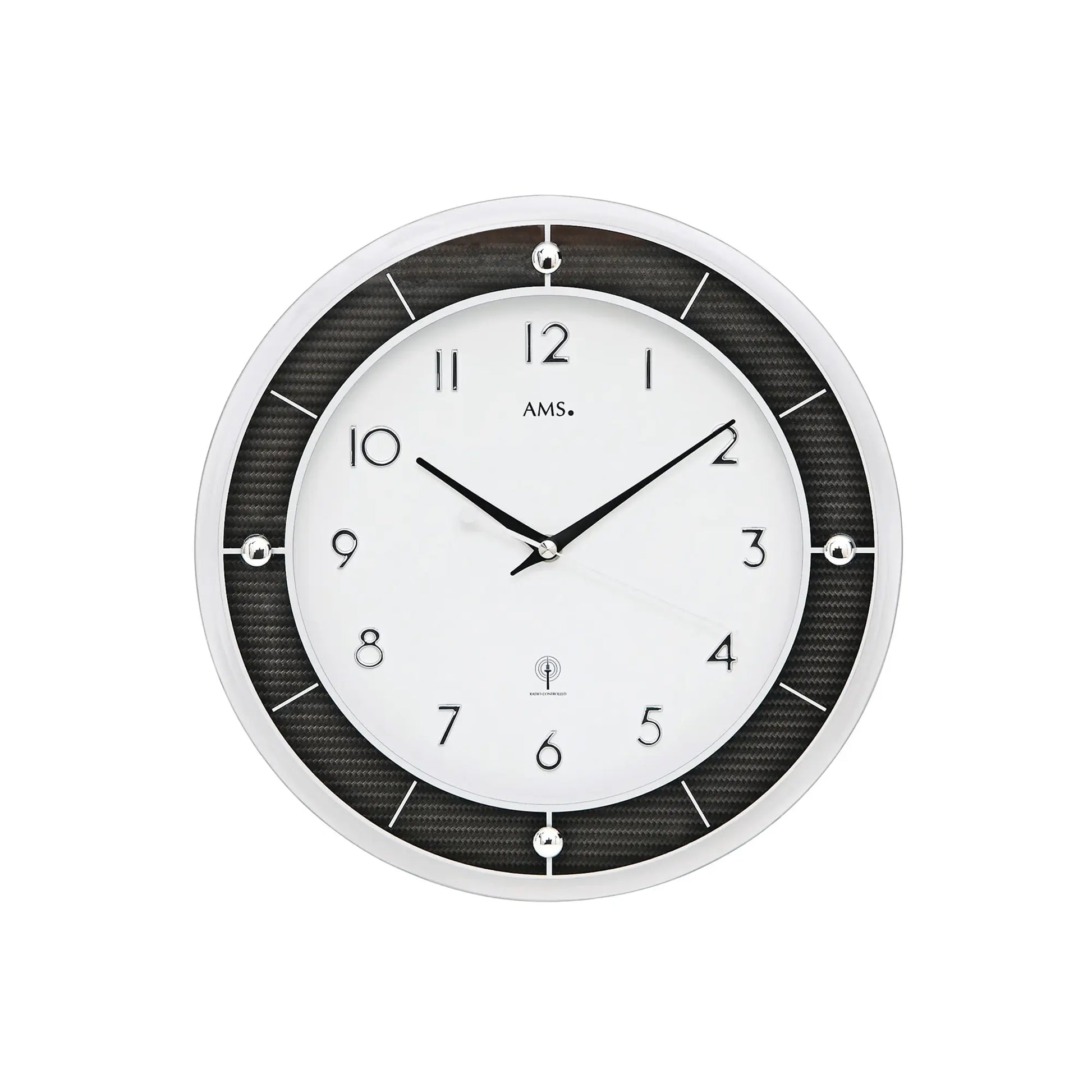 Wanduhr mit weißem Zifferblatt, schwarzen Zeigern und AMS-Schriftzug, Funkuhr