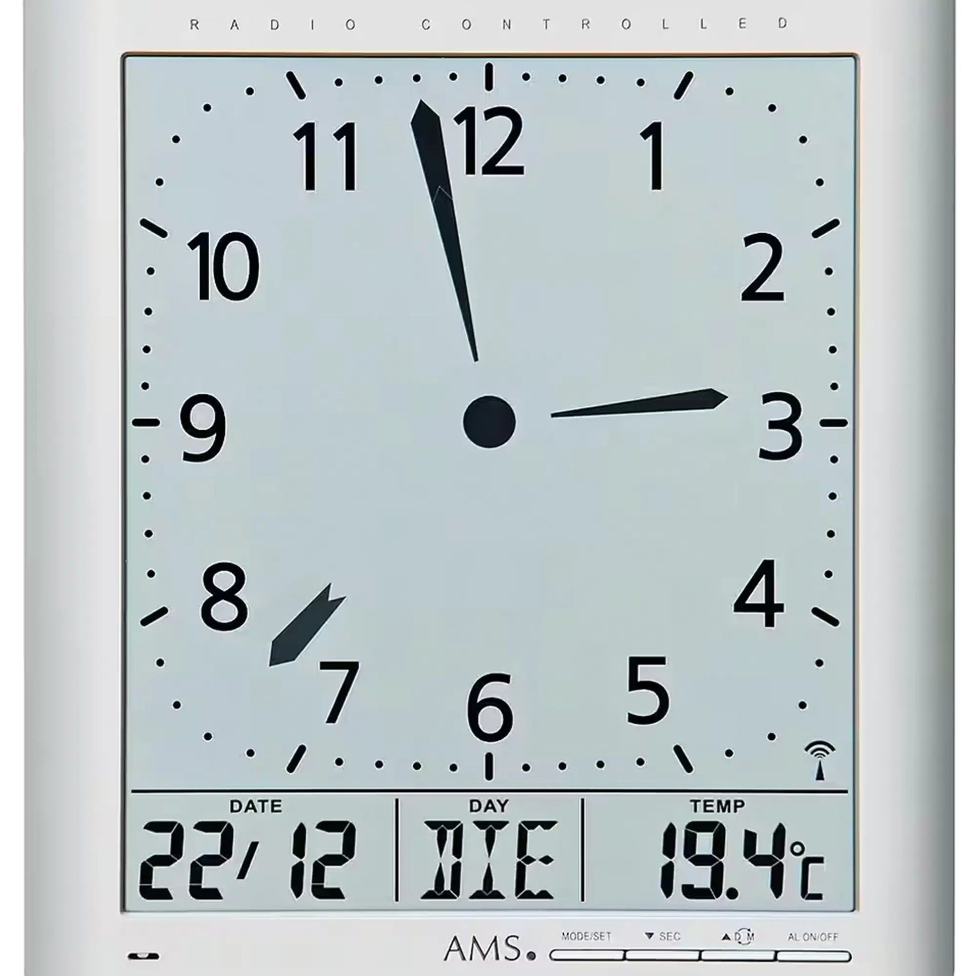Silberne Funk-Wanduhr mit analogem Zifferblatt und digitaler Anzeige für Datum, Tag, Temp