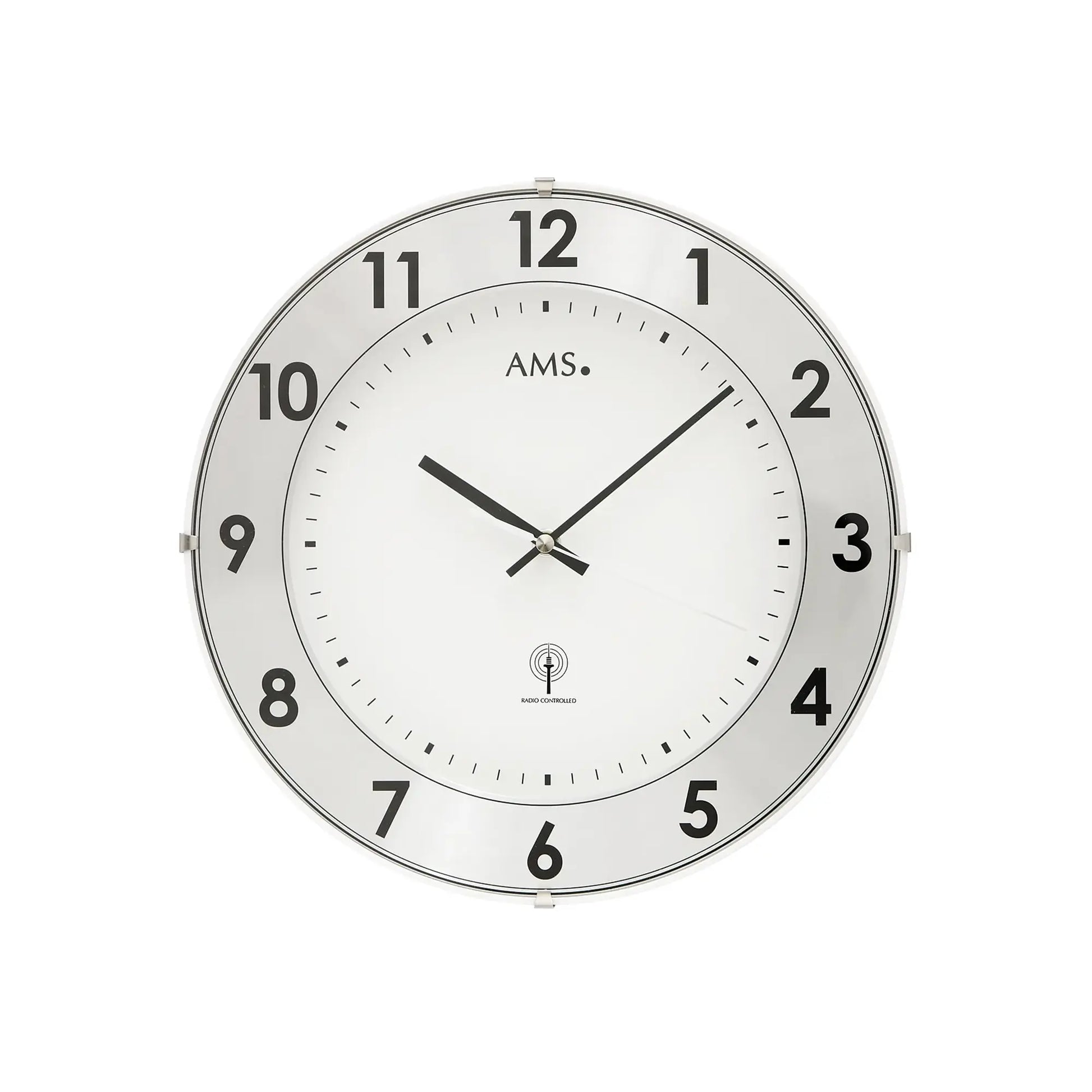 Funk-Wanduhr mit weißem Ziffernblatt, schwarzer Zahlenbeschriftung und silbernem Rahmen