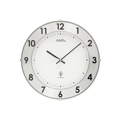 Funk-Wanduhr mit weißem Ziffernblatt, schwarzer Zahlenbeschriftung und silbernem Rahmen