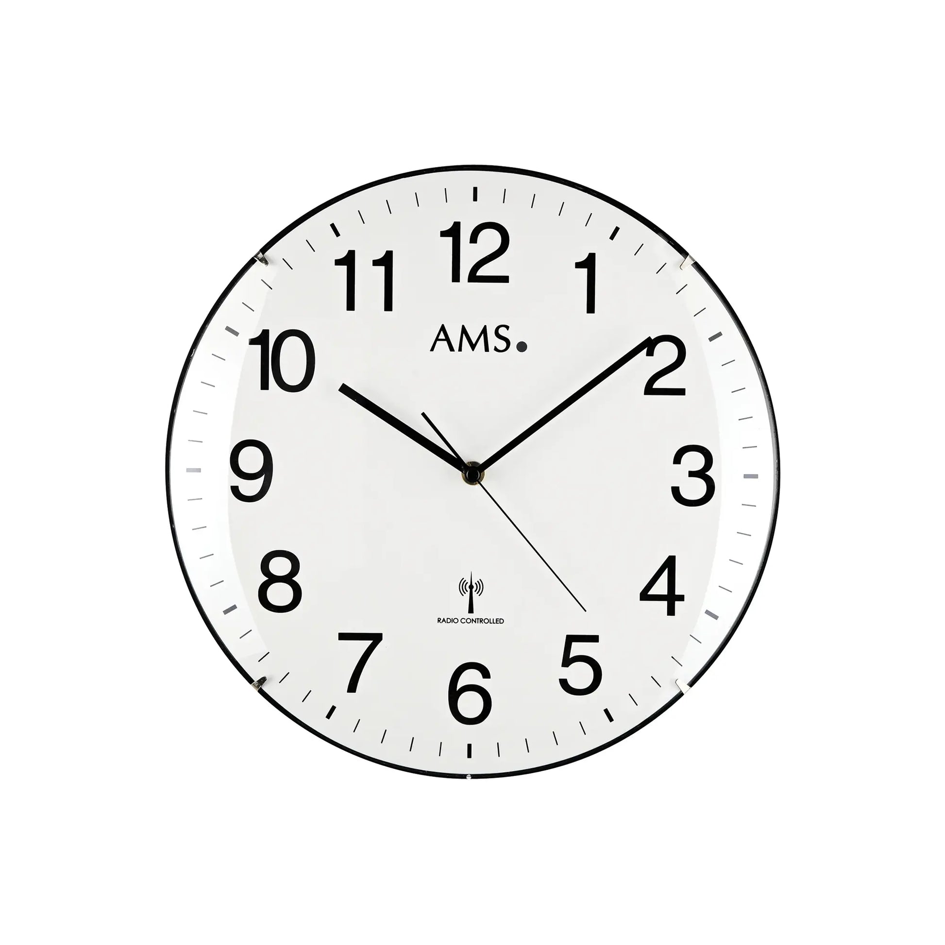 Runde Funk-Wanduhr mit weißem Ziffernblatt, schwarzen Zahlen und Zeigern, AMS-Aufdruck